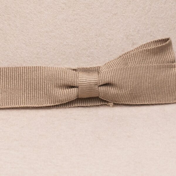 A look at the hatband of a Charlie 1 Horse Women's Silver Belly Highway Fedora.