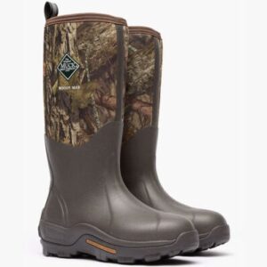 A 3/4 turned pair of Muck Men's Mossy Oak Break Up Country Woody Max Outdoor Boot.