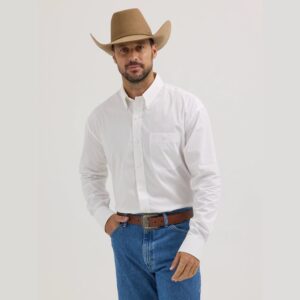 A modeled, front facing look at the Wrangler George Strait Button Down Shirt.